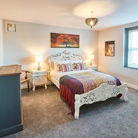 Host & - Seas The Day * Saltburn-by-the-Sea